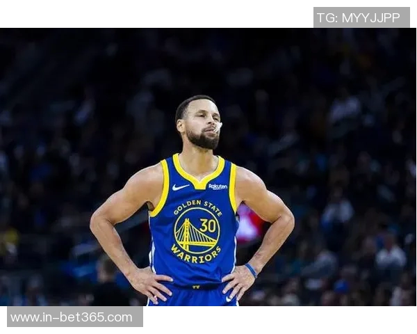 库里轻松发挥全场12投6中贡献14分5助攻巧妙吸引防守展现团队配合魅力