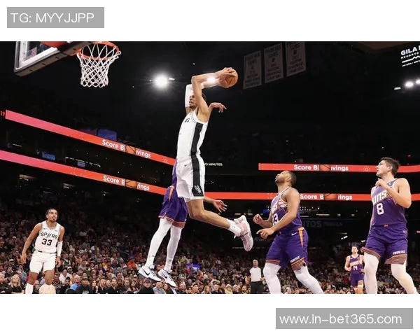 布克谈三分选择原因:突破难以造犯规裁判不易给机会 布克谈三分选择原因:突破难以造犯规裁判不易给机会